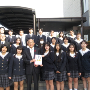 １２月２２日（月）岡山県美作高等学校 福祉医療コース２年生から「赤い羽根共同募金」への寄付をいただきました！ イメージ